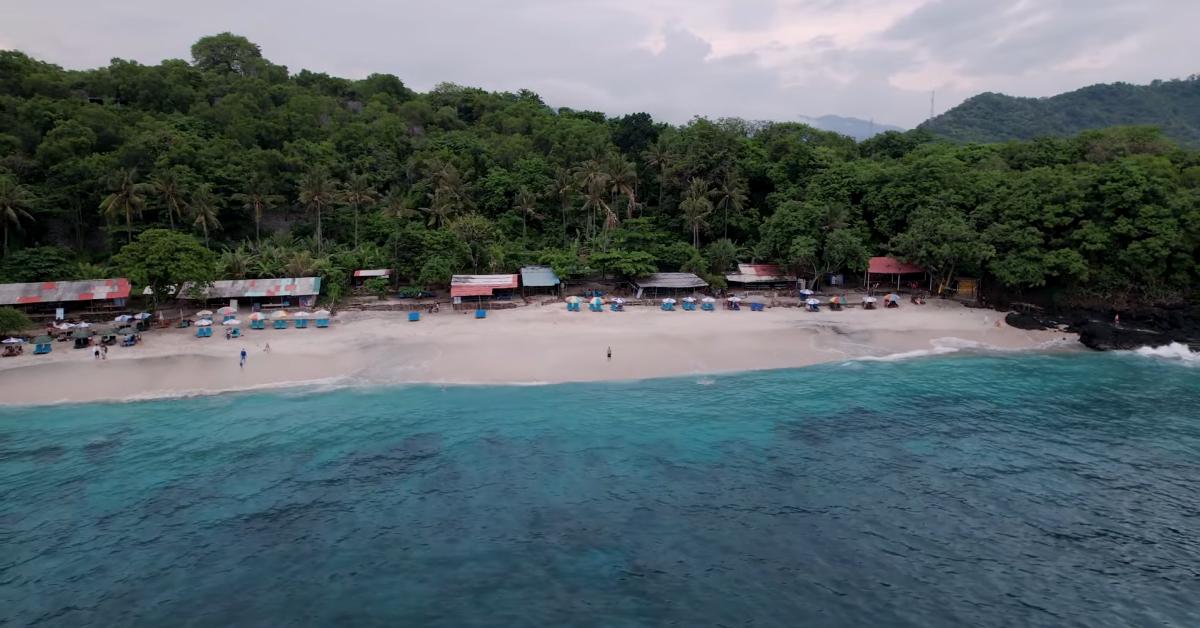 Hamparan pasir putih Pantai Bias Tugel