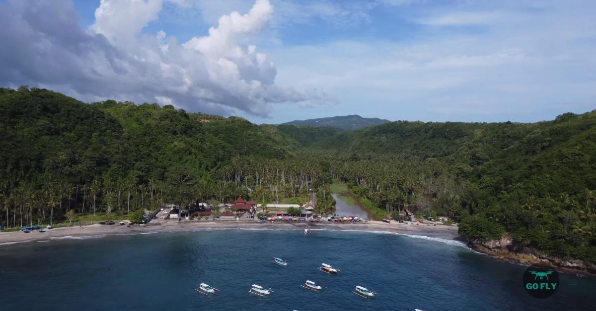 Pemandangan underwater Crystal Bay dengan terumbu karang
