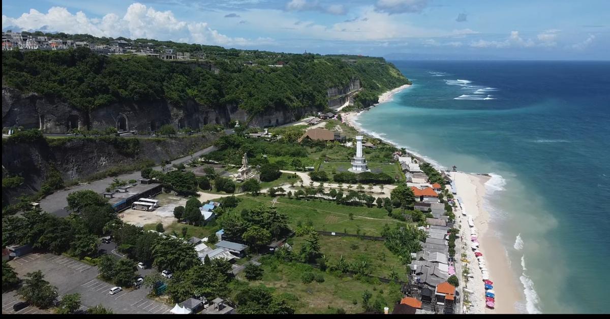 Patung Panca Pandawa dan pantai dari kejauhan