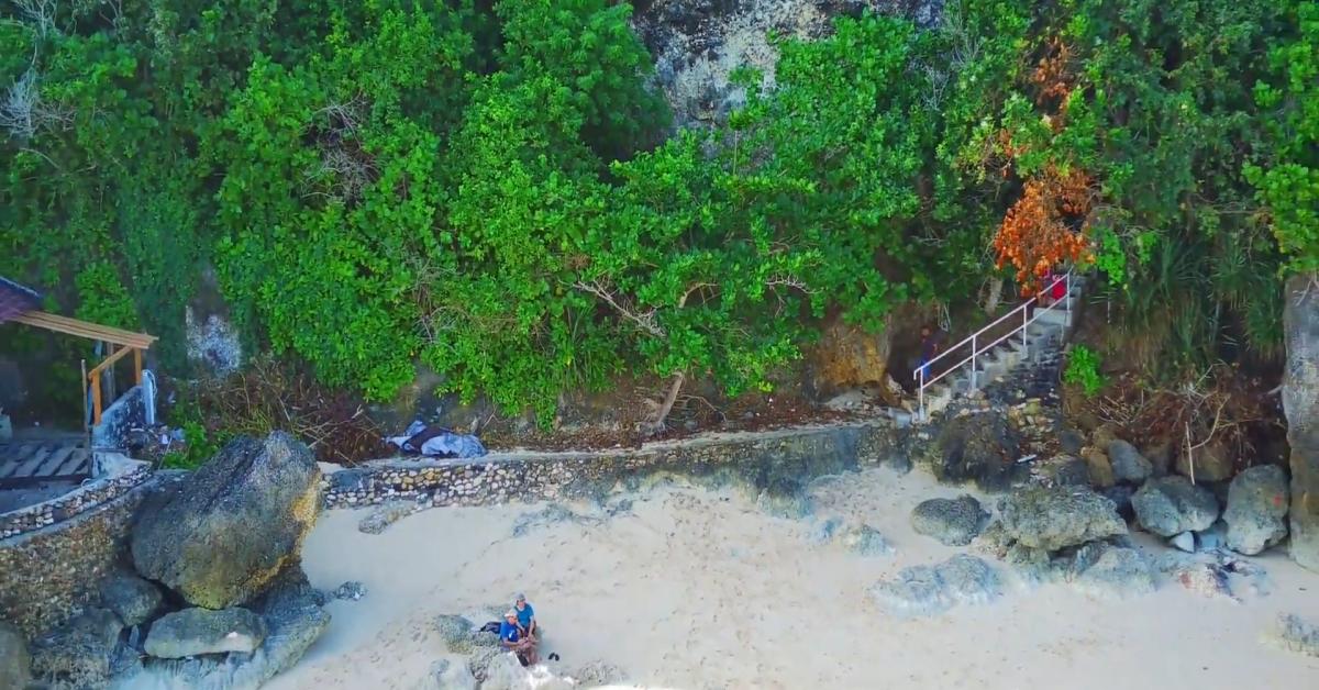 Pemandangan aerial Pantai Karma Kandara dengan beach club-nya