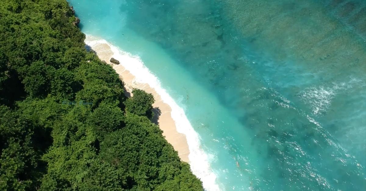 Pemandangan Pantai Green Bowl dari atas tebing