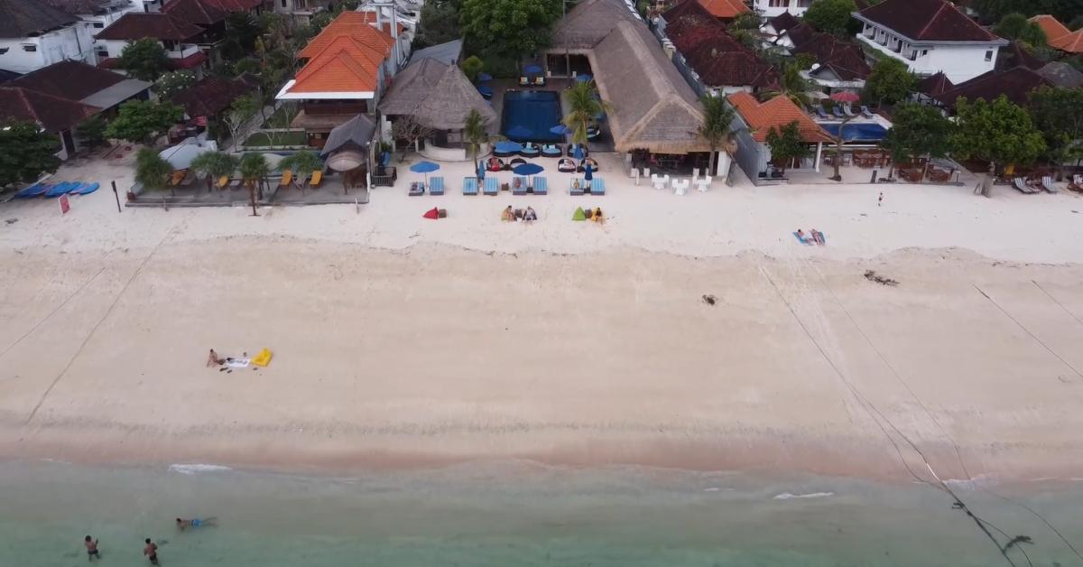 Air biru kristal di Pantai Nusa Ceningan