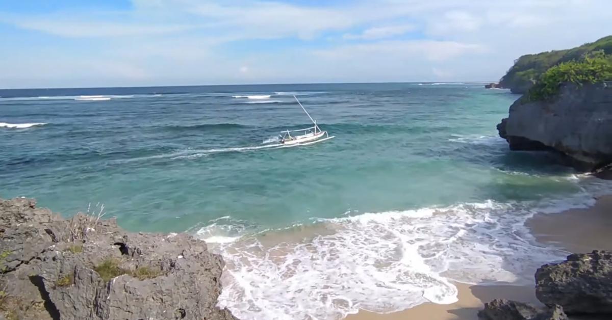 Tebing dan pantai Sawangan dari ketinggian