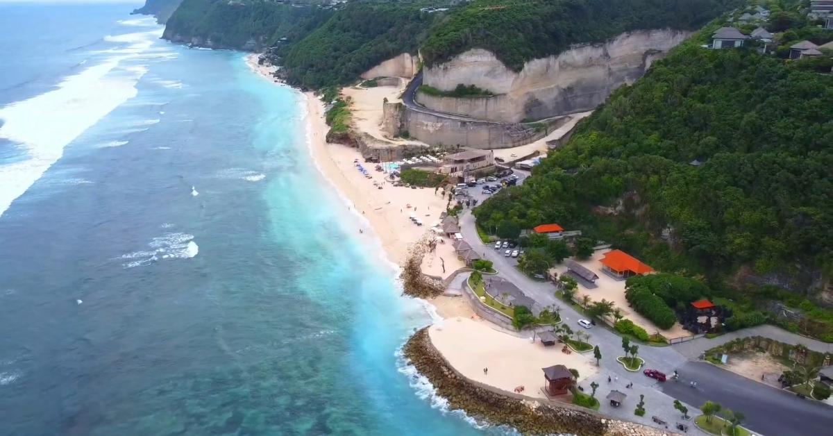 Aerial view Pantai Melasti dengan tebing putihnya