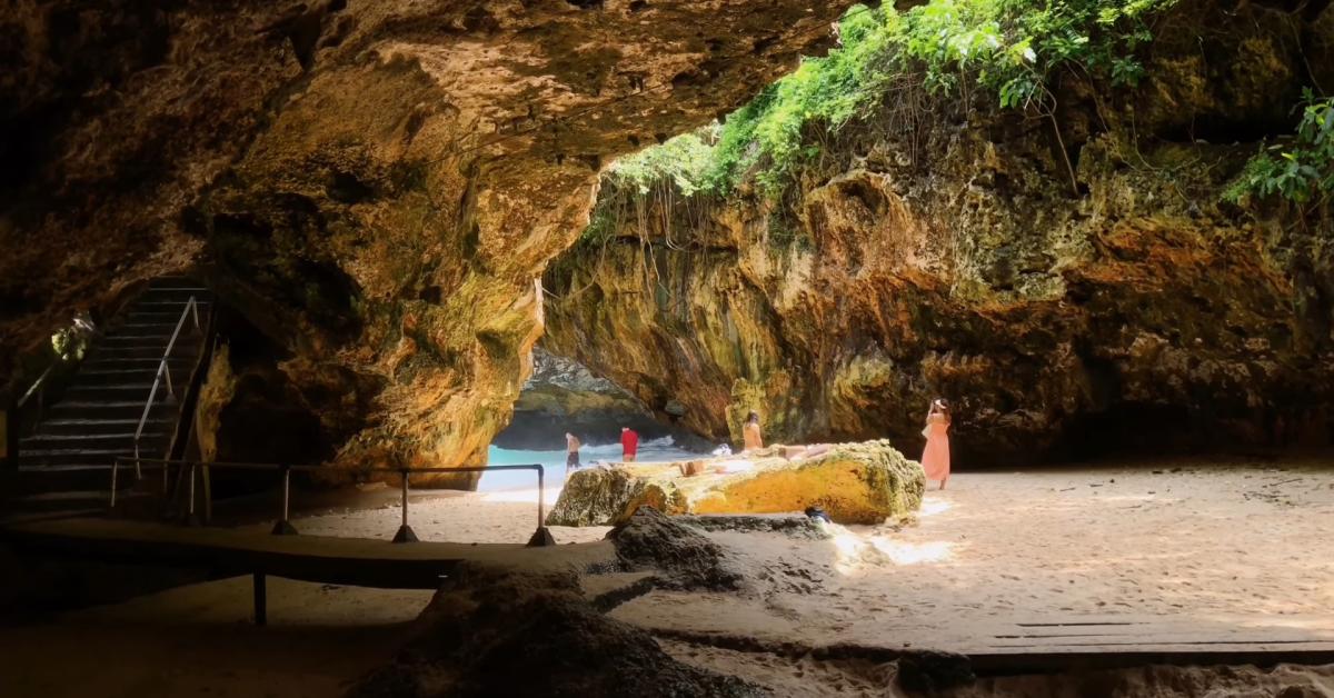 Gua karang dan ombak di Pantai Suluban